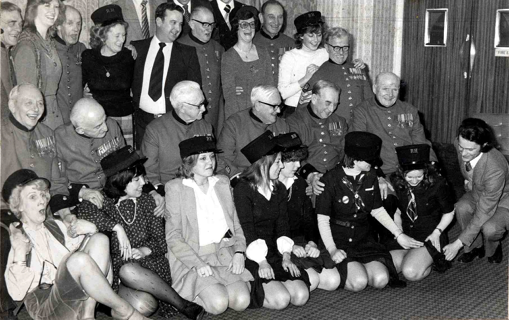 19800000 CAL ORGANISING PHOTO SHOOT OF BOER WAR VETERANS Royal Hospital Pensioners at the St James's Hotel.jpg